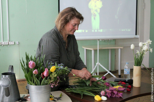 Как букет голландских тюльпанов может выразить русскую душу: вологодская «цветочница» Елена Антипина провела мастер-класс в библиотеке